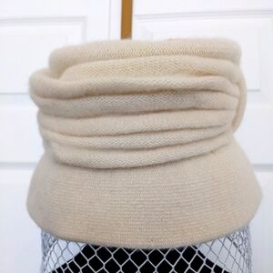 Patricia Underwood 💯 cashmere knit hat.